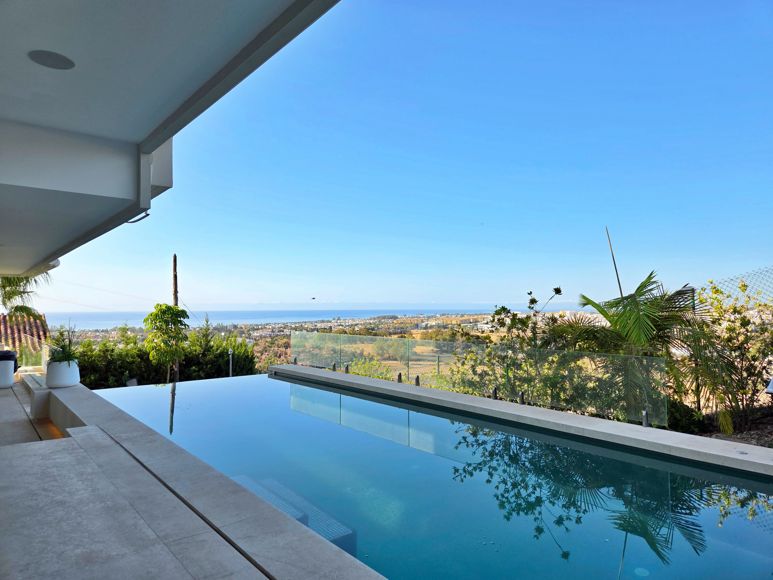 Elegante Villa con Vistas al Mar y a la Montaña