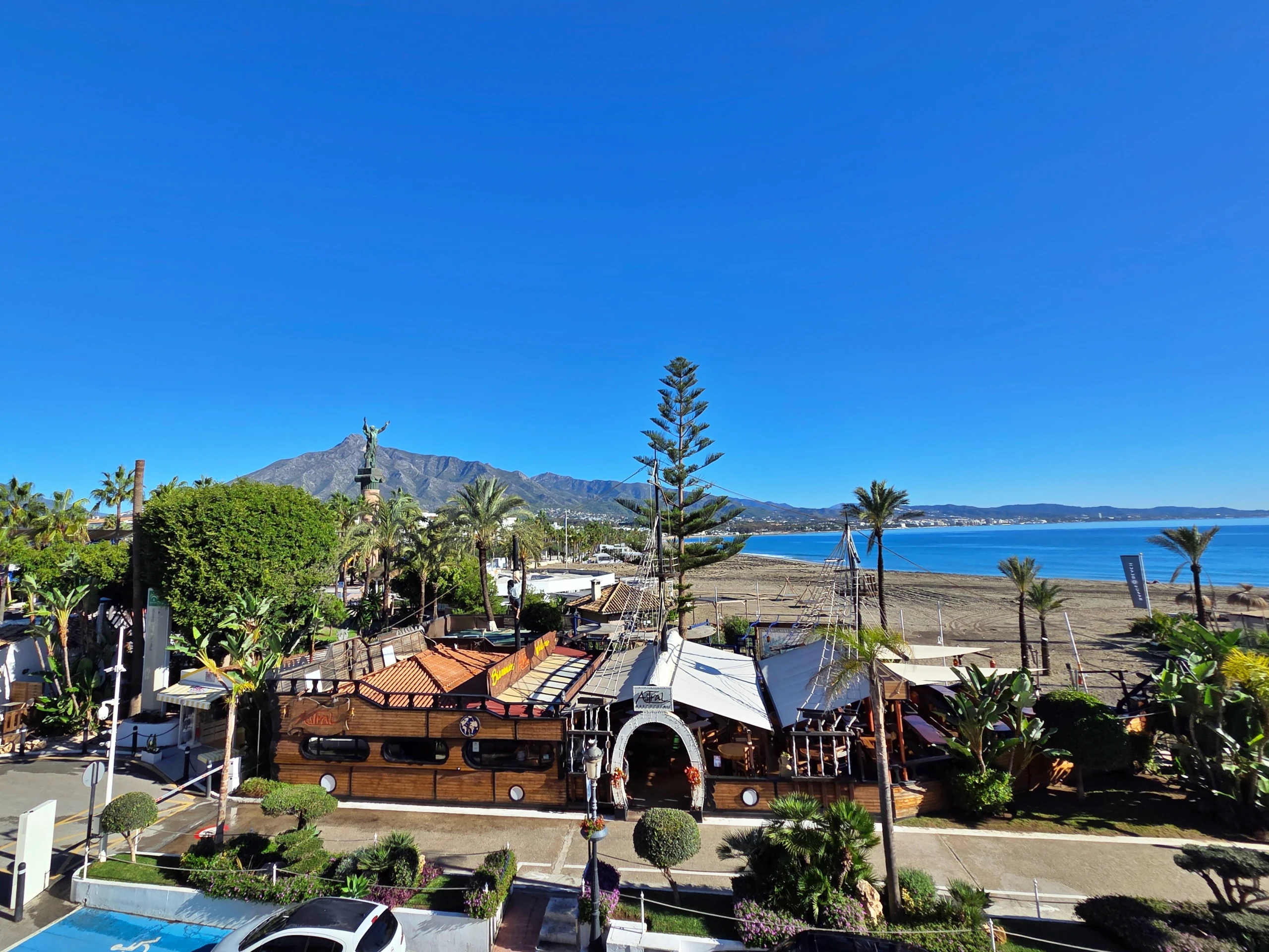 Apartment with Sea & Mountain Views