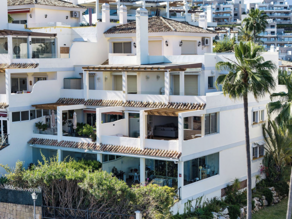 Appartement rénové avec vue sur la mer et la montagne à Nueva Andalucía
