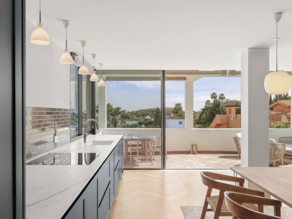 Appartement rénové avec vue sur la mer et la montagne à Nueva Andalucía