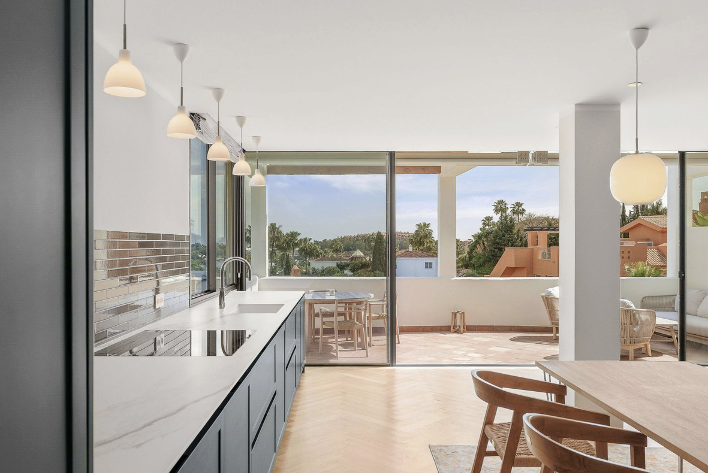 Appartement rénové avec vue sur la mer et la montagne à Nueva Andalucía