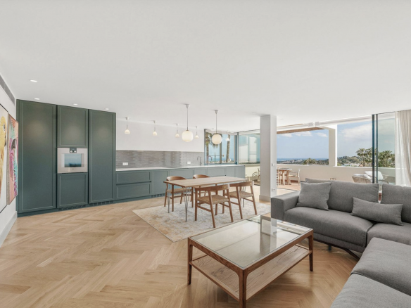 Appartement rénové avec vue sur la mer et la montagne à Nueva Andalucía