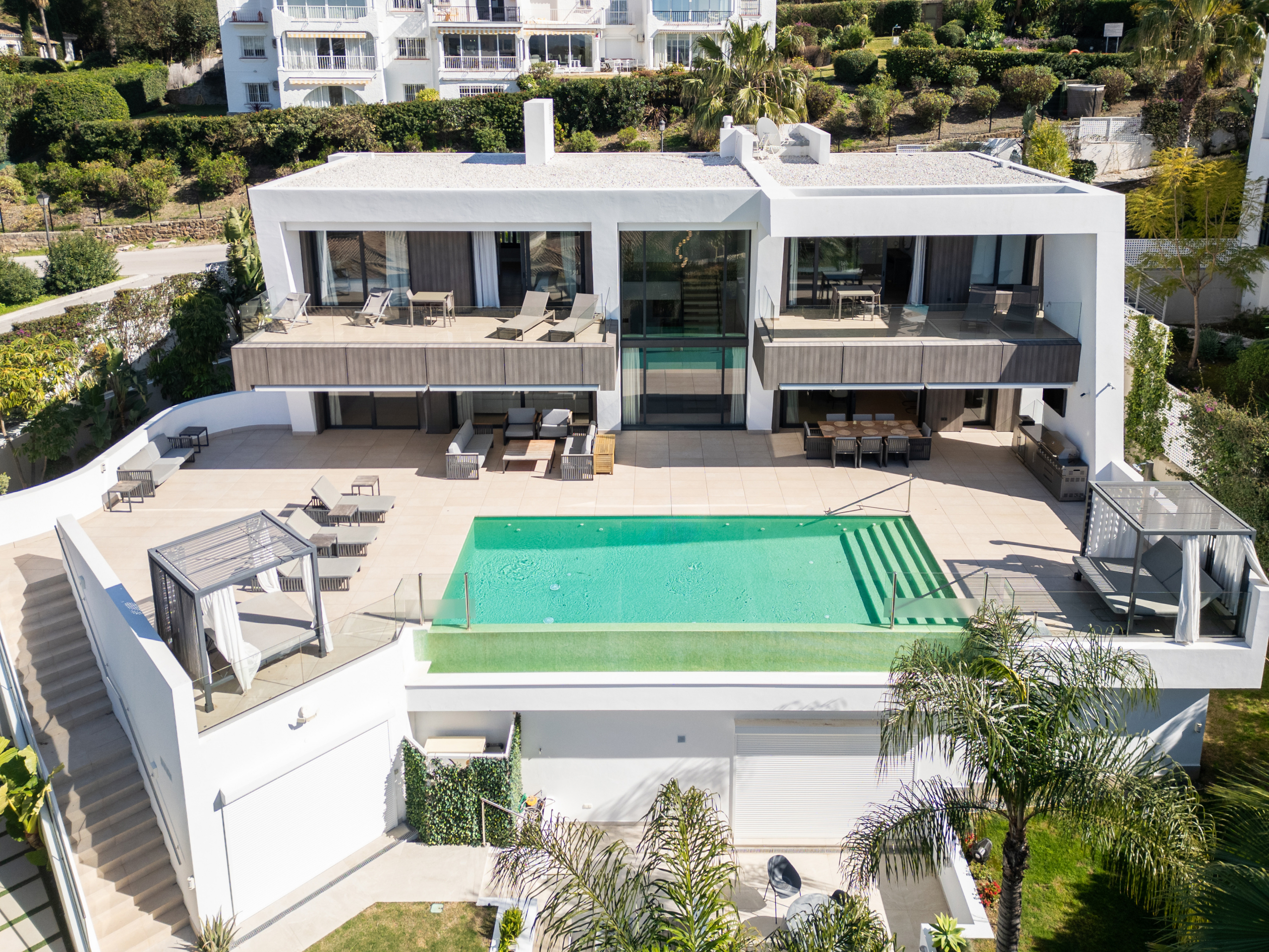 Villa Contemporánea con Jardín, Piscina y Spa Privado