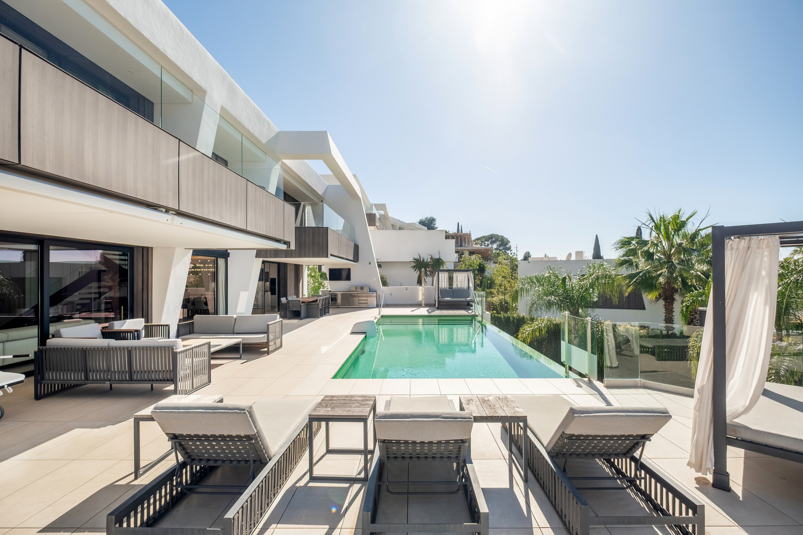 Villa Contemporánea con Jardín, Piscina y Spa Privado