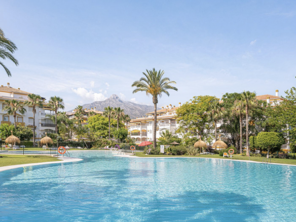 Bright Corner Apartment Near Puerto Banús