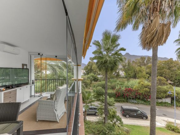 Bright Corner Apartment Near Puerto Banús