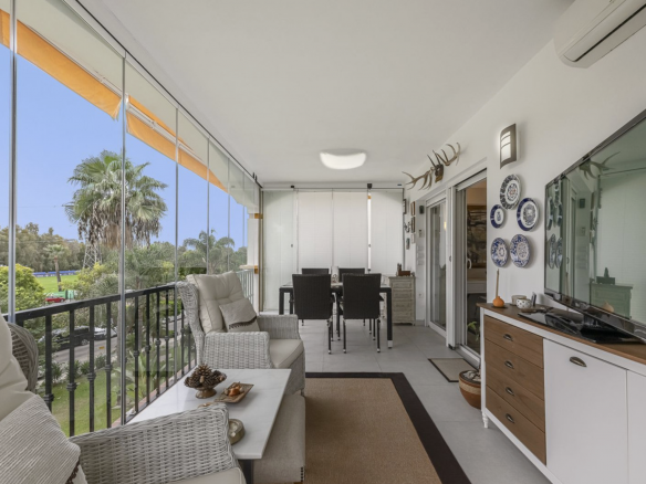Bright Corner Apartment Near Puerto Banús
