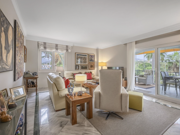 Bright Corner Apartment Near Puerto Banús