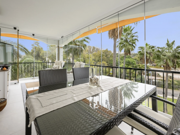 Bright Corner Apartment Near Puerto Banús