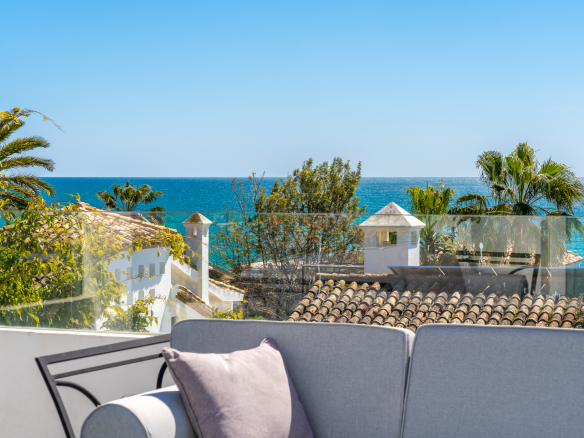Duplex penthouse raffiné en bord de mer à Puente Romano