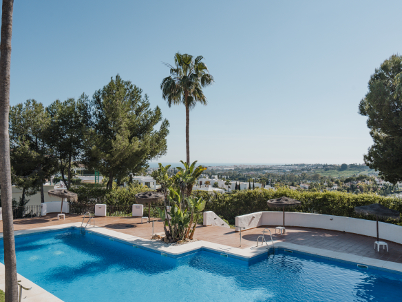 Ground Floor Apartment with Sea Views in La Quinta Village