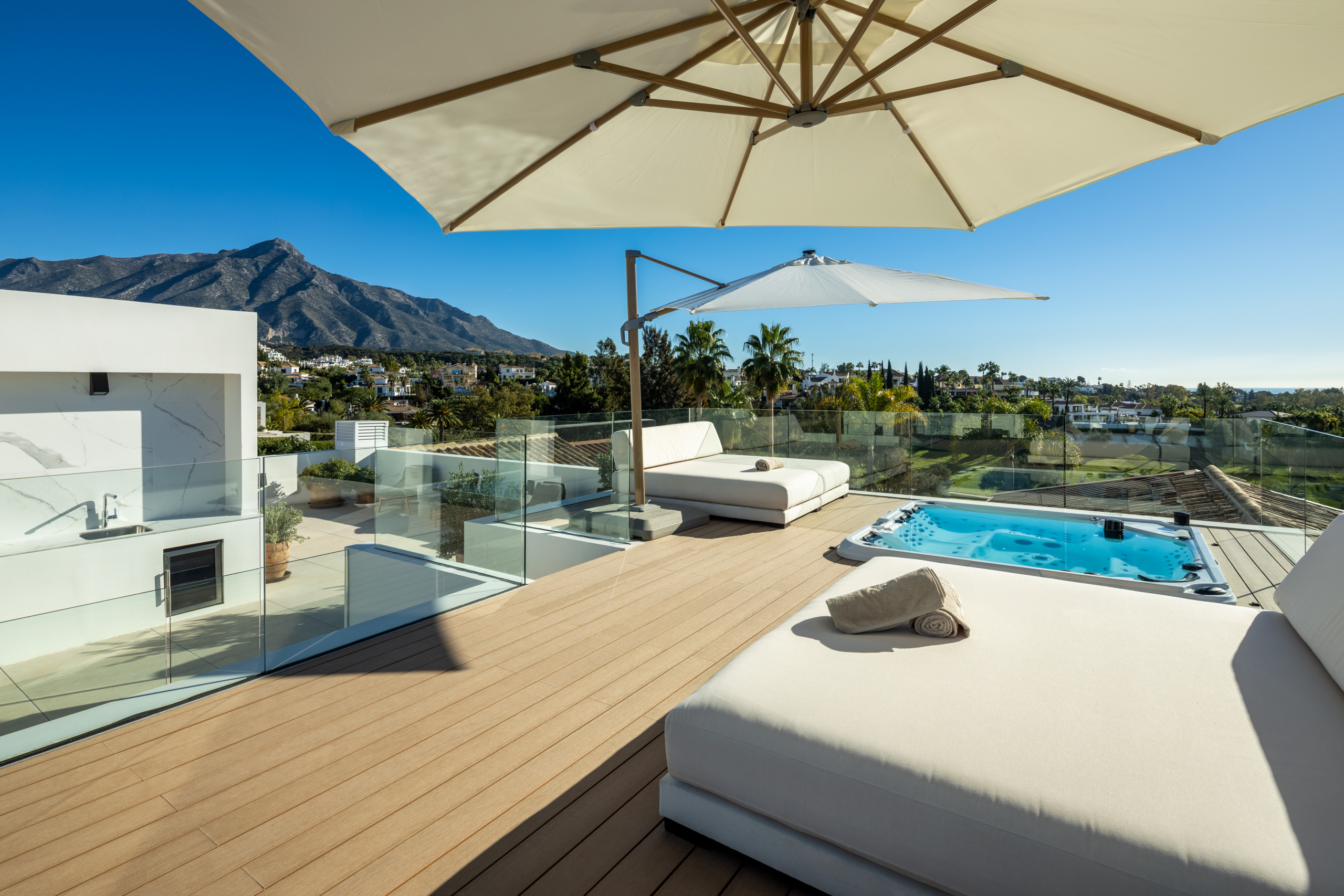 Villa contemporaine à Las Brisas avec vue sur le golf et la mer
