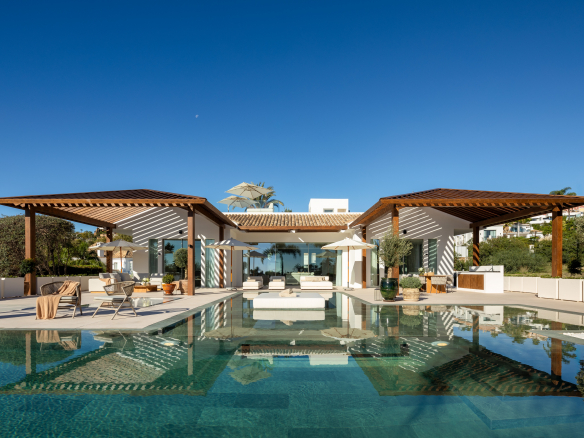 Villa contemporaine à Las Brisas avec vue sur le golf et la mer