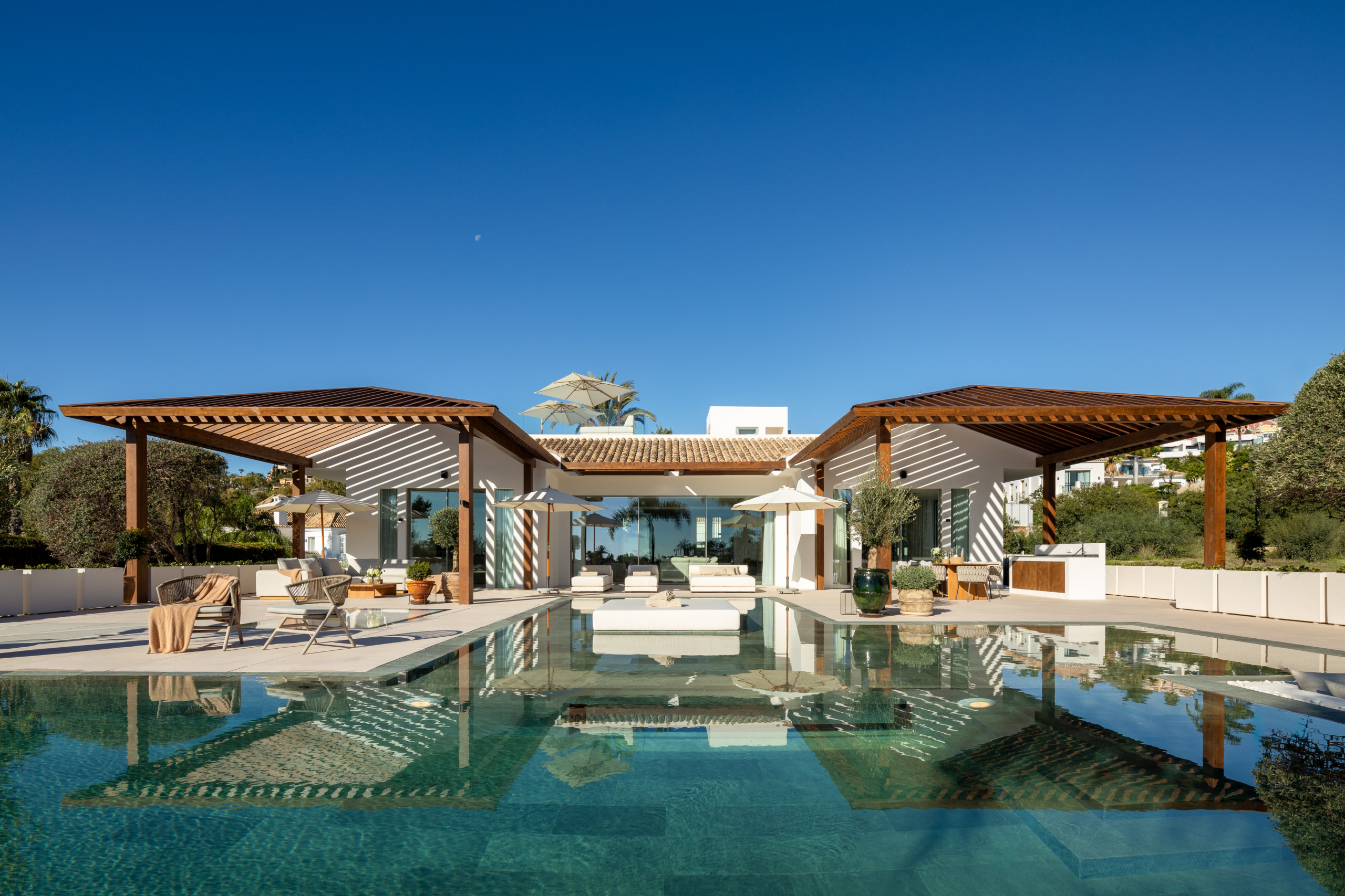 Villa contemporaine à Las Brisas avec vue sur le golf et la mer