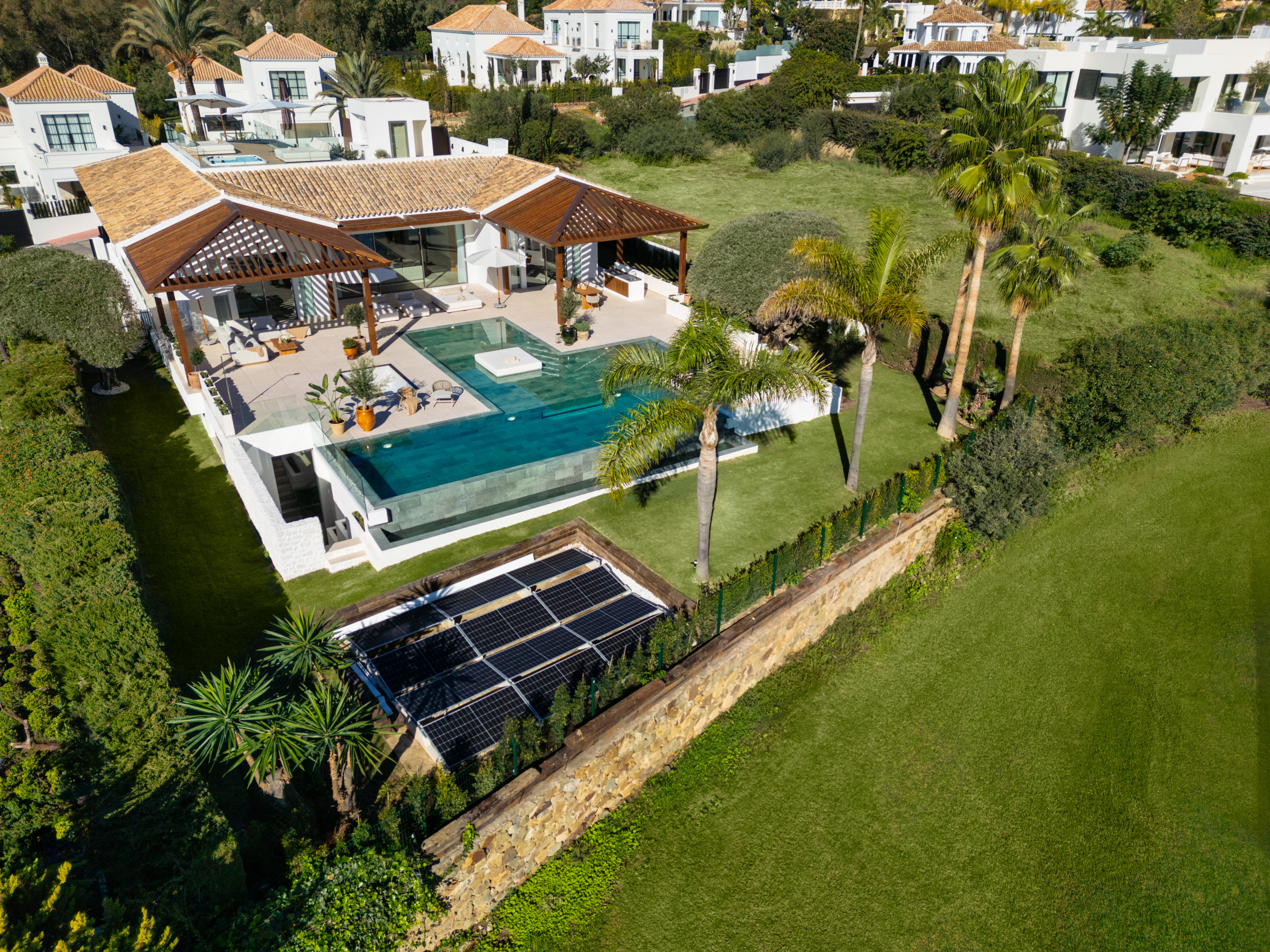 Villa contemporaine à Las Brisas avec vue sur le golf et la mer