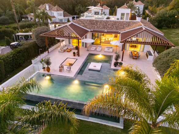 Villa contemporaine à Las Brisas avec vue sur le golf et la mer