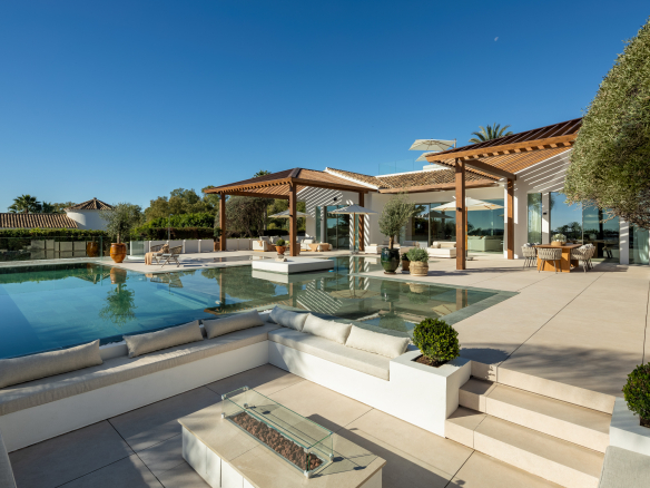 Villa contemporaine à Las Brisas avec vue sur le golf et la mer