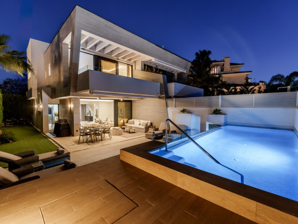 Contemporary Villa in Banus Bay